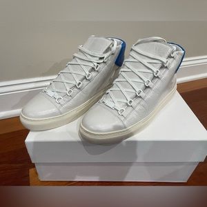BRAND NEW Balengica sneakers for men.